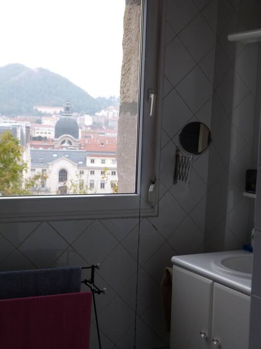 salle de bain avec vue sur la ville