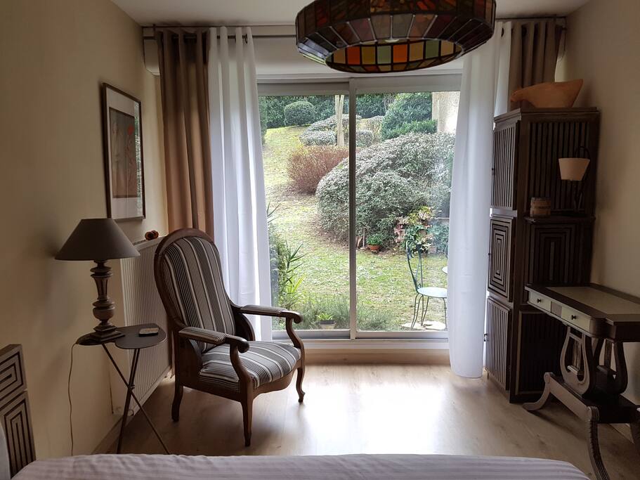 Chambre 1 vue sur Jardin / Bedroom 1 - View on Garden