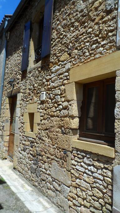 Entrée de la maison par une petite ruelle piétonne mais vous disposez d'un parking à 50 mètres