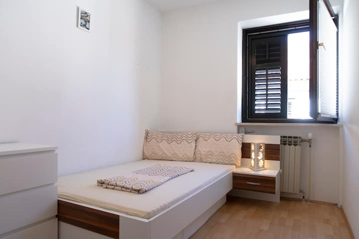 Hochwertiges Schlafzimmer mit einem großen 120 x 200 cm großen Einzelbett.