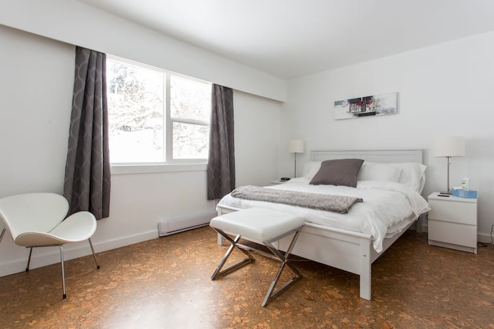 Hlavná spálňa má manželskú posteľ a veľké svetlé okná.