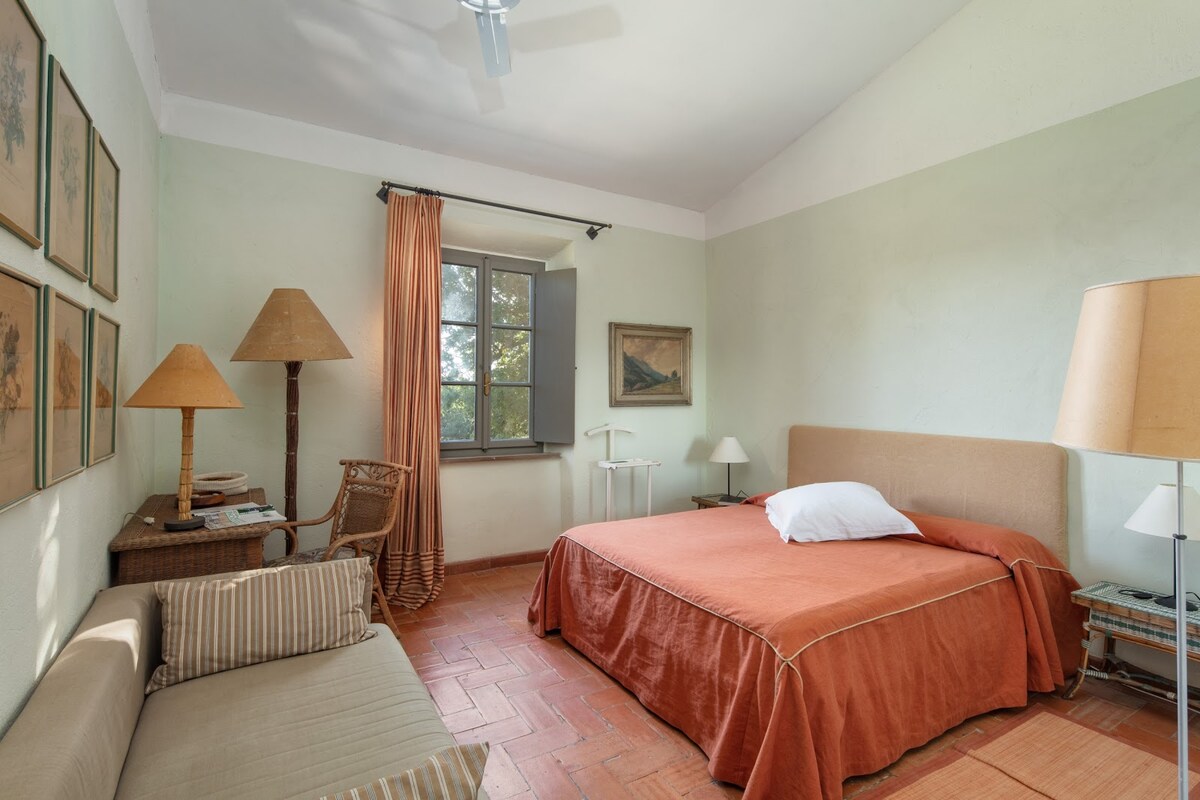 2号卧室，配有加大双人床和沙发（一楼）