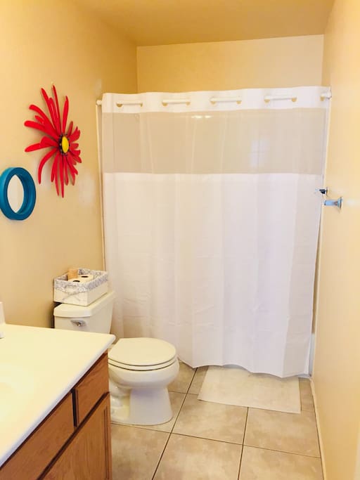 Jack n’ Jill bath between both bedrooms.