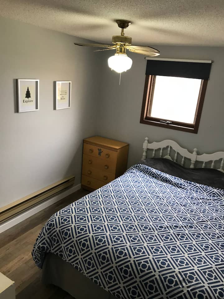 Dormitorio de arriba con cama tamaño queen