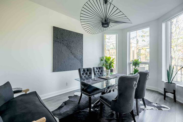 Downtown Victorian close to the Eaton Centre