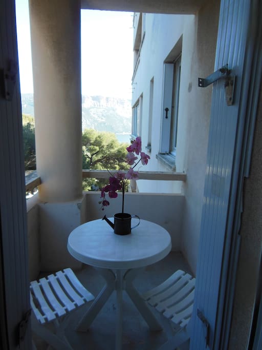 Vous pourrez déjeuner sur ce petit balcon, peut être un peu serré , mais que du bonheur et le chant des cigales en été.