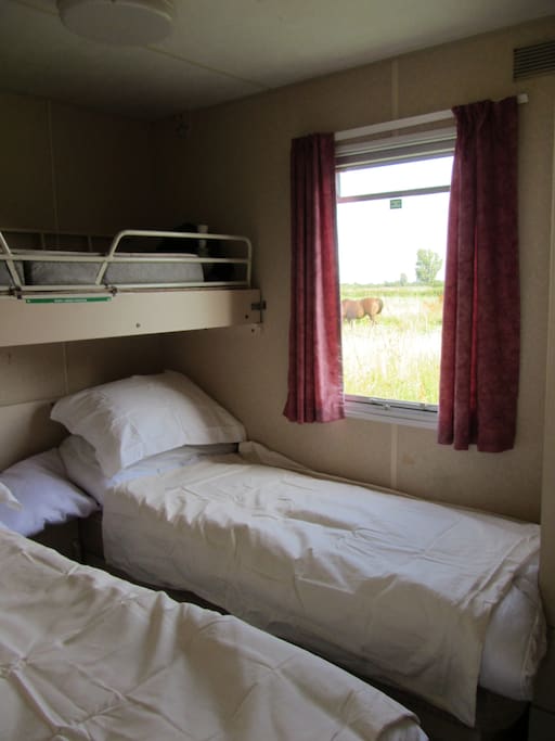 Bedroom 2 (Twin)