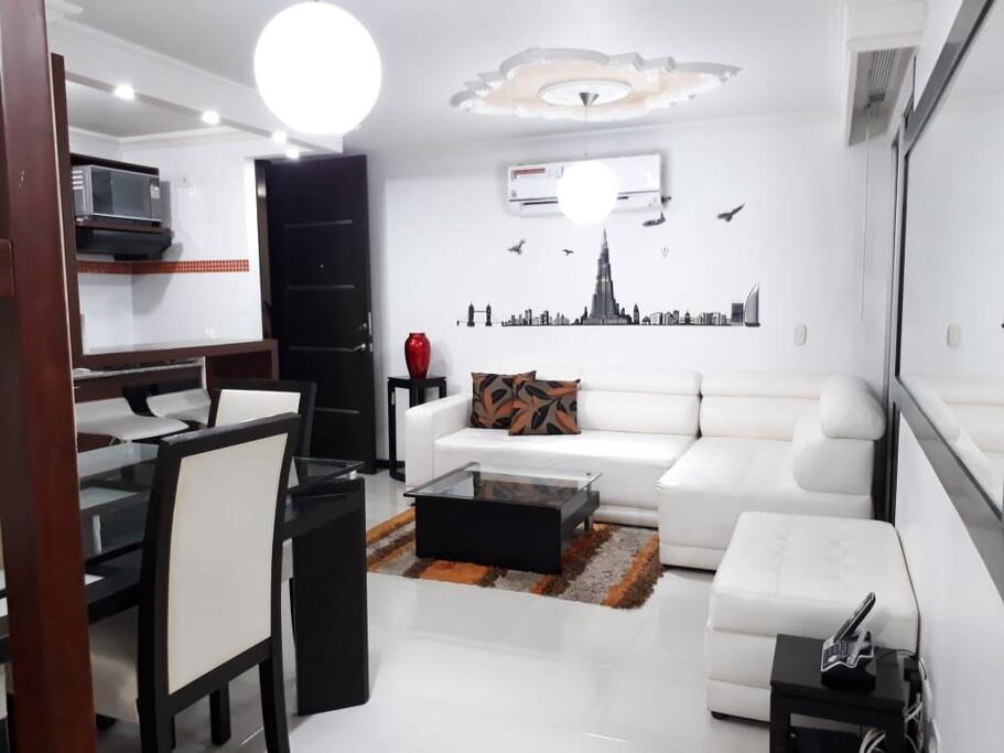 Livingroom lights on / sala con luces encendidas