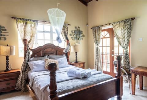 Spacious 4BR villa hot tub, perfect for groups