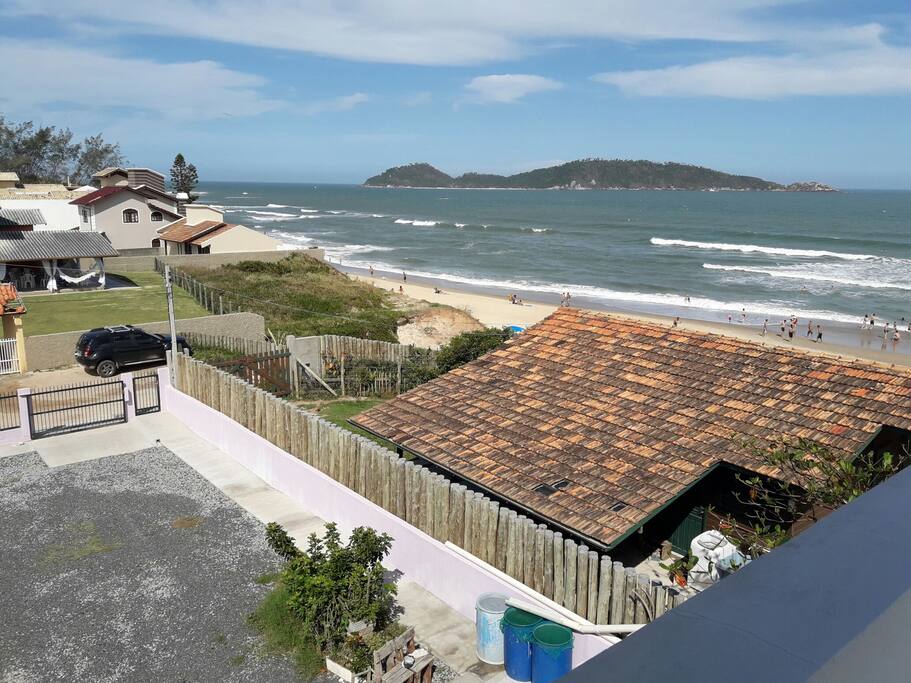 Vista do terraço para o estacionamento da casa, bem como a praia e Ilha do Campeche