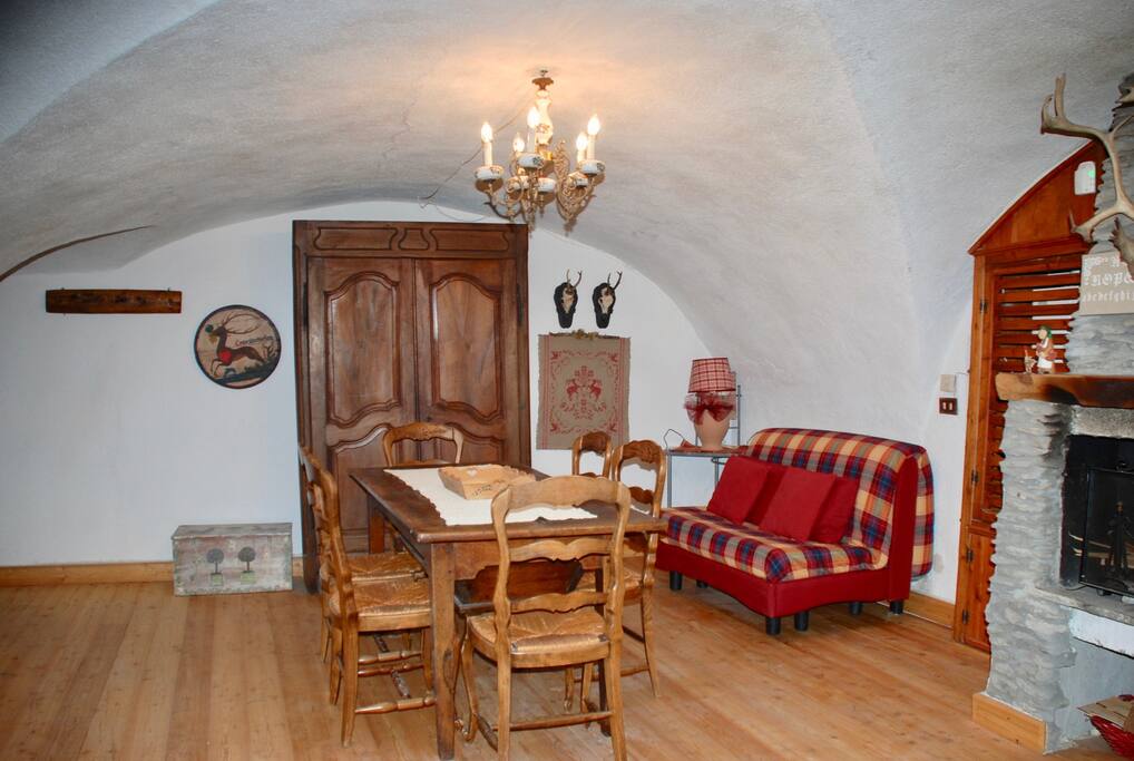 la sala da pranzo e un divano letto