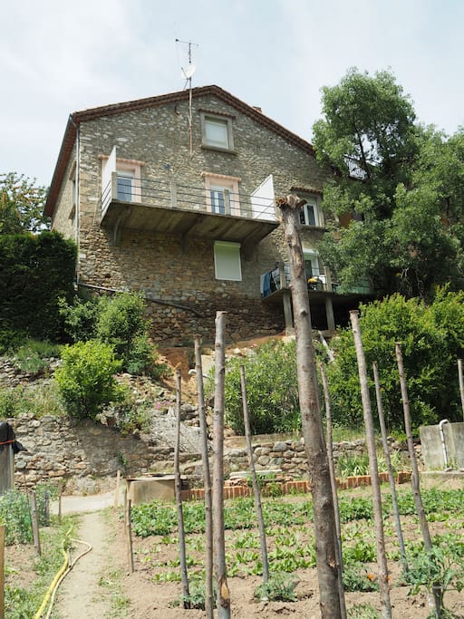 Vue de la maison et de son balcon depuis le jardin