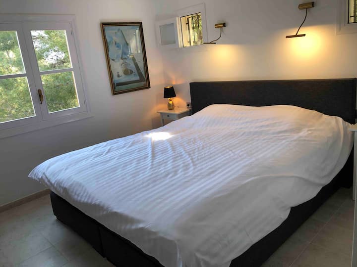 Dormitorio principal con aire acondicionado