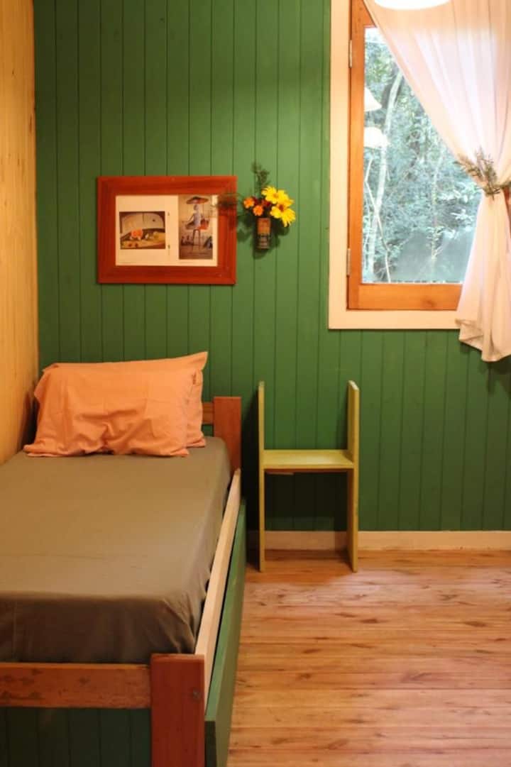 Cama simple en habitación secundaria, con cama marinera.