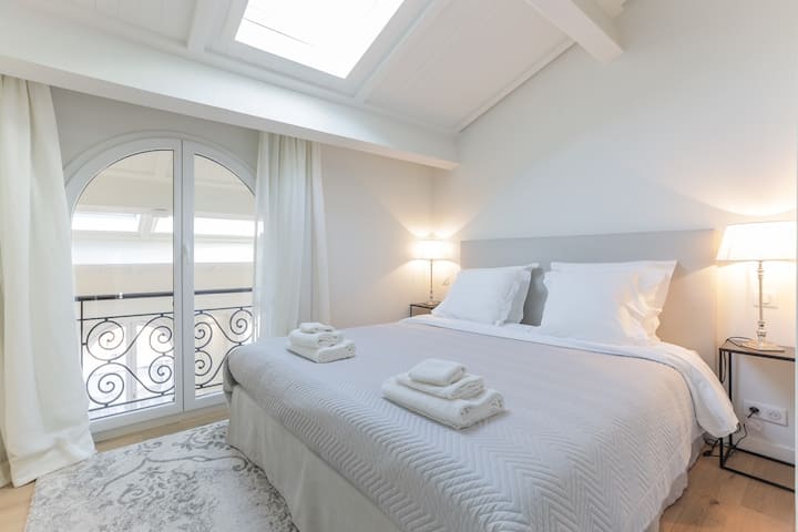 Საძინებელი 2 - მდებარეობს ბინის ზედა სართულზე, ფლიგელის სააბაზანოთი