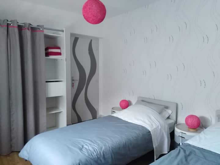 "ვარდისფერი" ოთახი 2 ერთადგილიანი საწოლით, რომელიც მდებარეობს პირველ სართულზე 