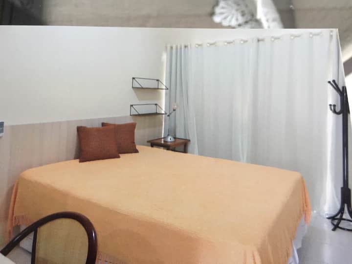 O quarto de casal dá acesso à varanda, mas pode ser isolado pela cortina, dando total privacidade e conforto.