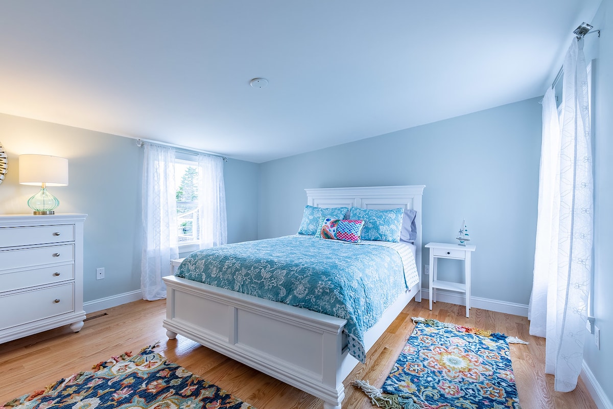 Chumba kikubwa cha kulala na TV na kebo. 