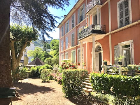 Large bright 2-room apartment for spa guests, city center