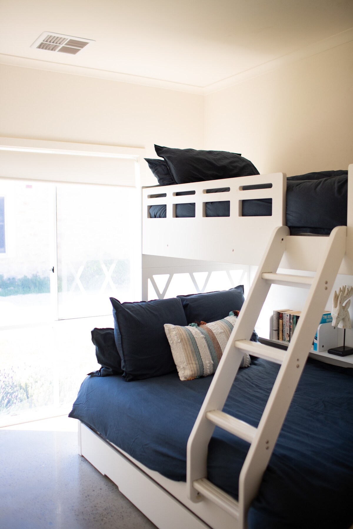 Spodná posteľ tejto poschodovej postele je dvojposteľ. 