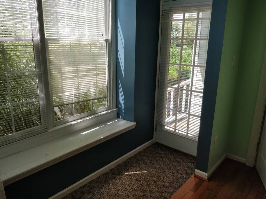 Private entry from outside with a keyless lock (keypad)