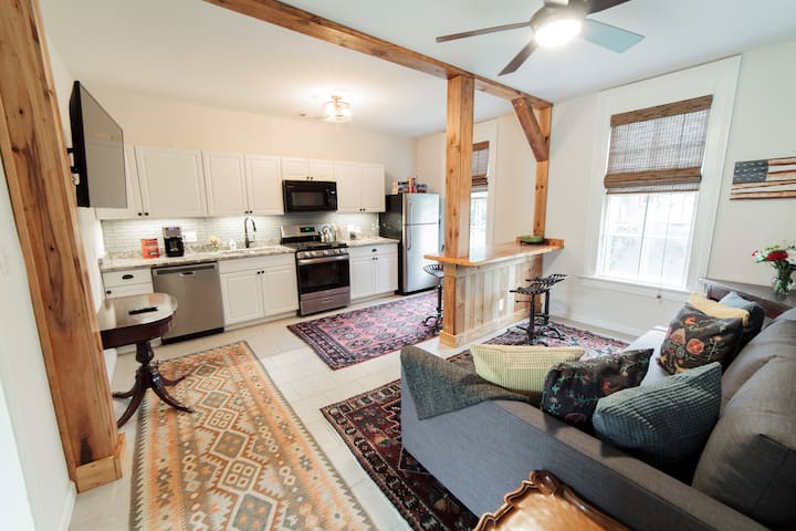 Eclectic Retreat in Uptown- Sleeps up to 6 people
