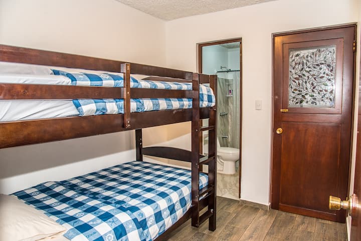 3e chambre, 2 lits jumeaux et une salle de bain attenante 