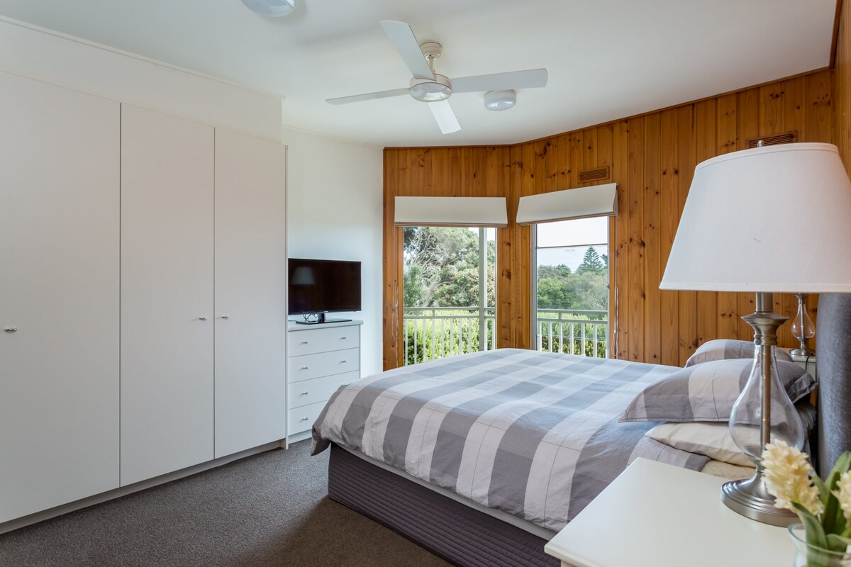 Hlavná spálňa 1, manželská posteľ King a krásny výhľad. V opačnom rohu je tiež zastrčený písací stôl a stolička, ak je potrebné dokončiť prácu. 