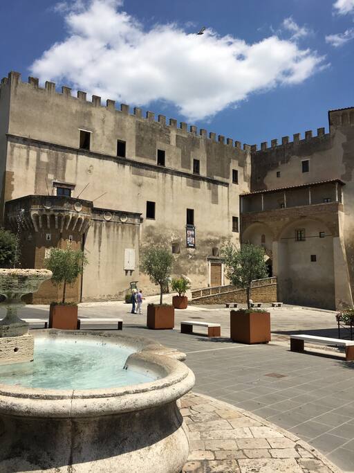 La piazza del Castello è adiacente il vicolo di casa