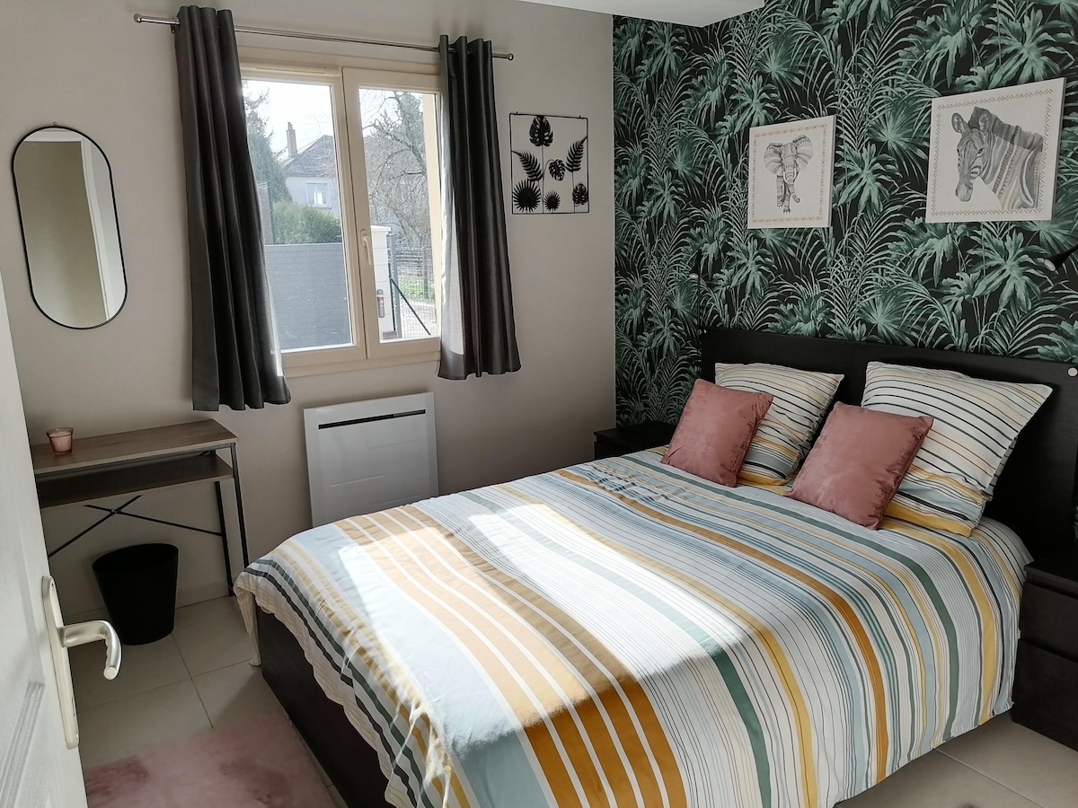 غرفة في الطابق الأرضي مع تلفزيون