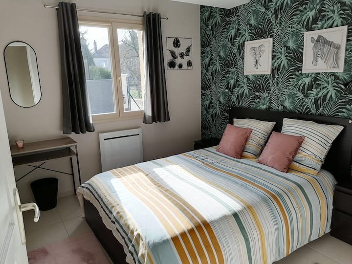 Habitación en planta baja con TV