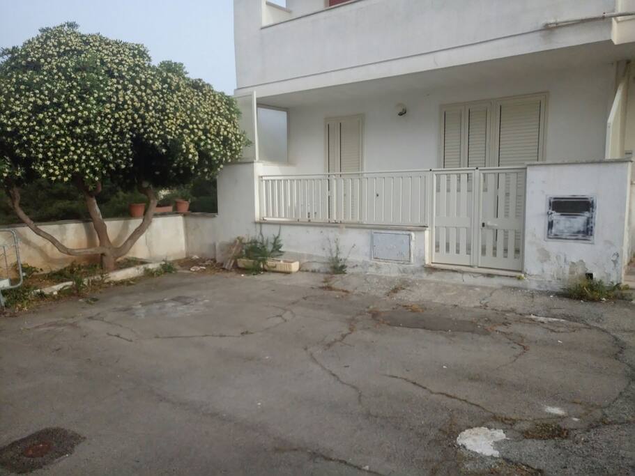 La casa vacanza situata in posizione tranquilla con possibilta di parcheggio sulla strada antistante