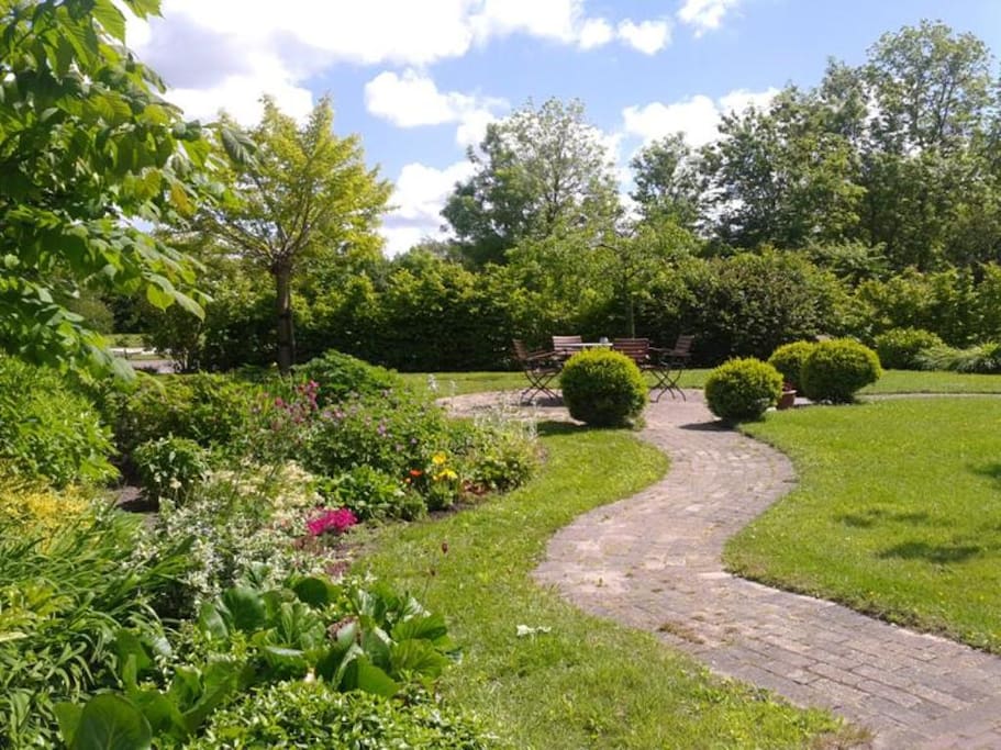 Uitzicht op de tuin vanaf de Plantage