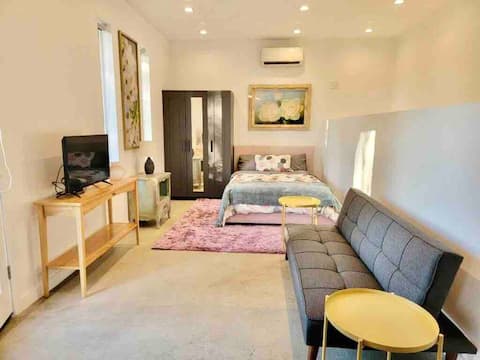 Top Airbnb: Sunny On The Hillside - A hilltop hideaway in Glendale