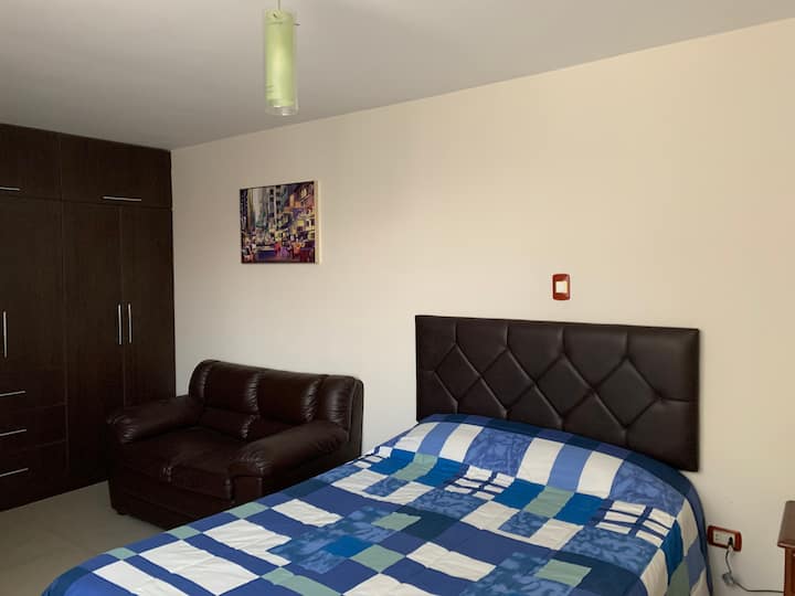 La habitación tiene una cama de 2 plazas, un sofá de 2 cuerpos y un closet amplio