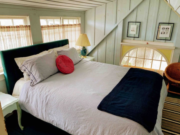 Queen bed in the back upstairs bedroom