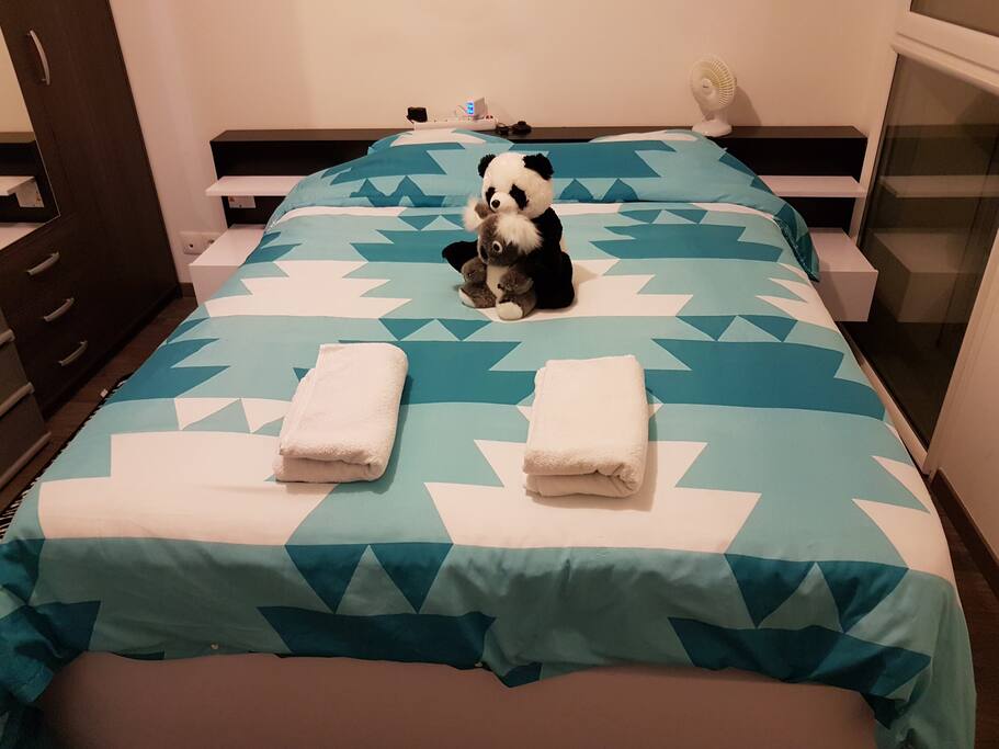 Mes potes Koala & Panda sont prêts à vous accueillir dans la chambre à coucher avec une literie neuve, un matelas neuf de 27 cm. Le tout pour le plus grand confort.