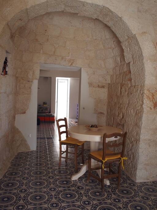 interno angolo tavolo lettura