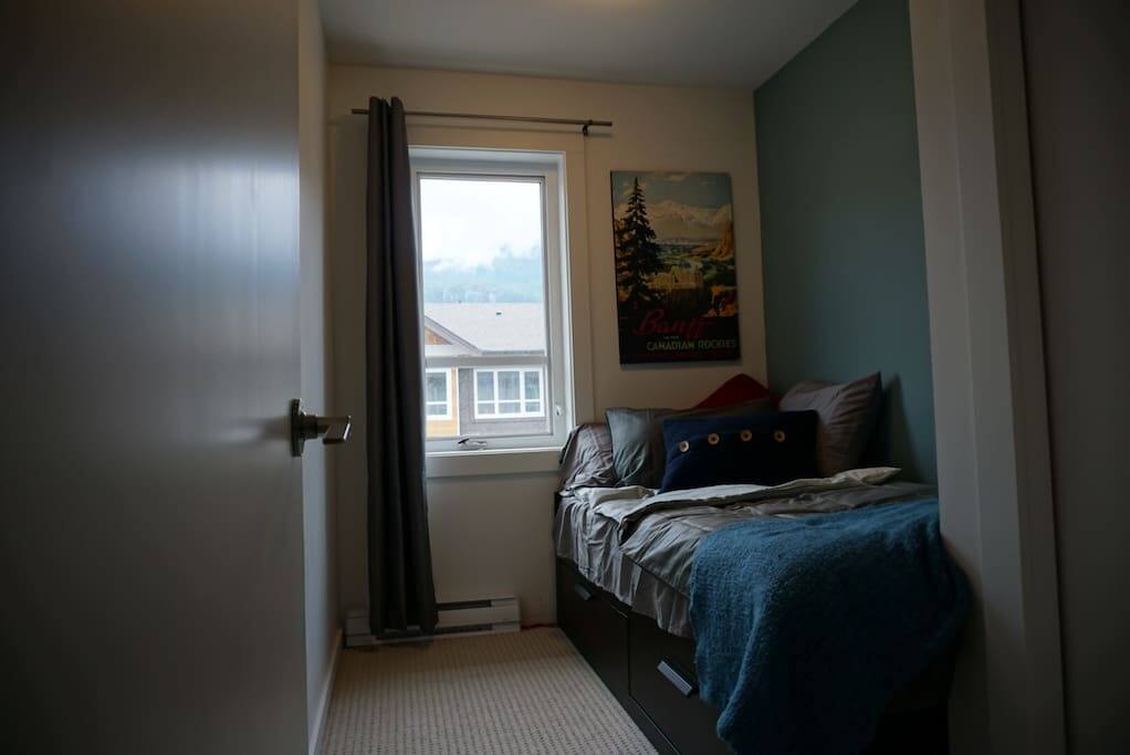 Comfortable Twin Bed that can be pulled out into a full!