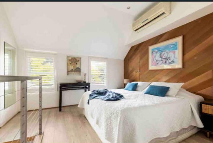 غرفة نوم رئيسية بسرير سوبر كينج 
مصاريع للنوم المظلم. نوافذ مكشوفة ومكيف هواء . 