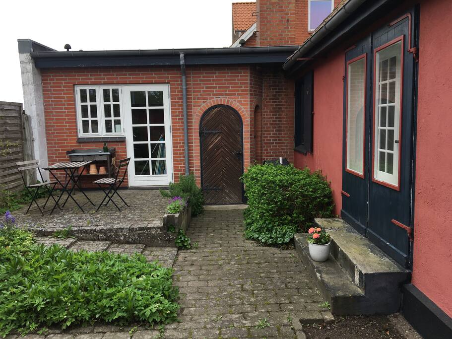 Baghave med lille plads til at indtage morgenkaffen