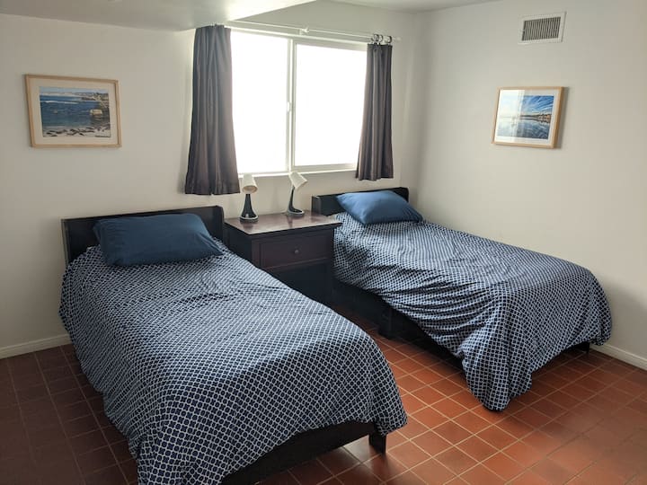 El segundo dormitorio está abajo y tiene dos camas individuales.