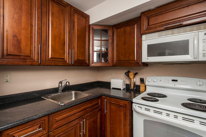 Great 1 Brm Apt in East End, Leslieville/ Beach