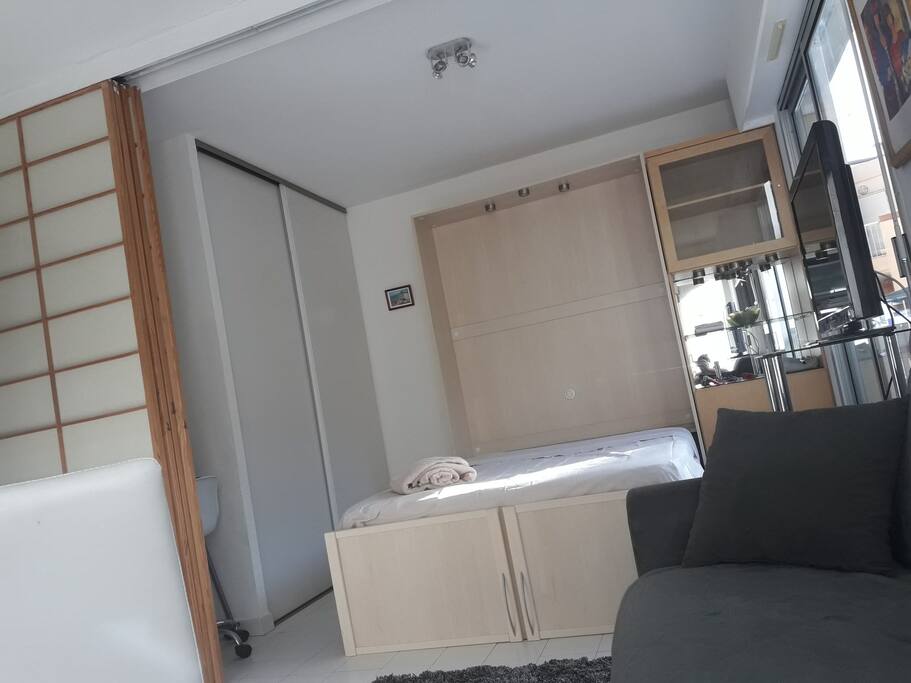 chambre avec paravent sur rail pour séparer les deux couchages