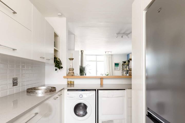 Stunning Camps Bay Ocean & Mountain View 2 Bed Apt gallery image 5