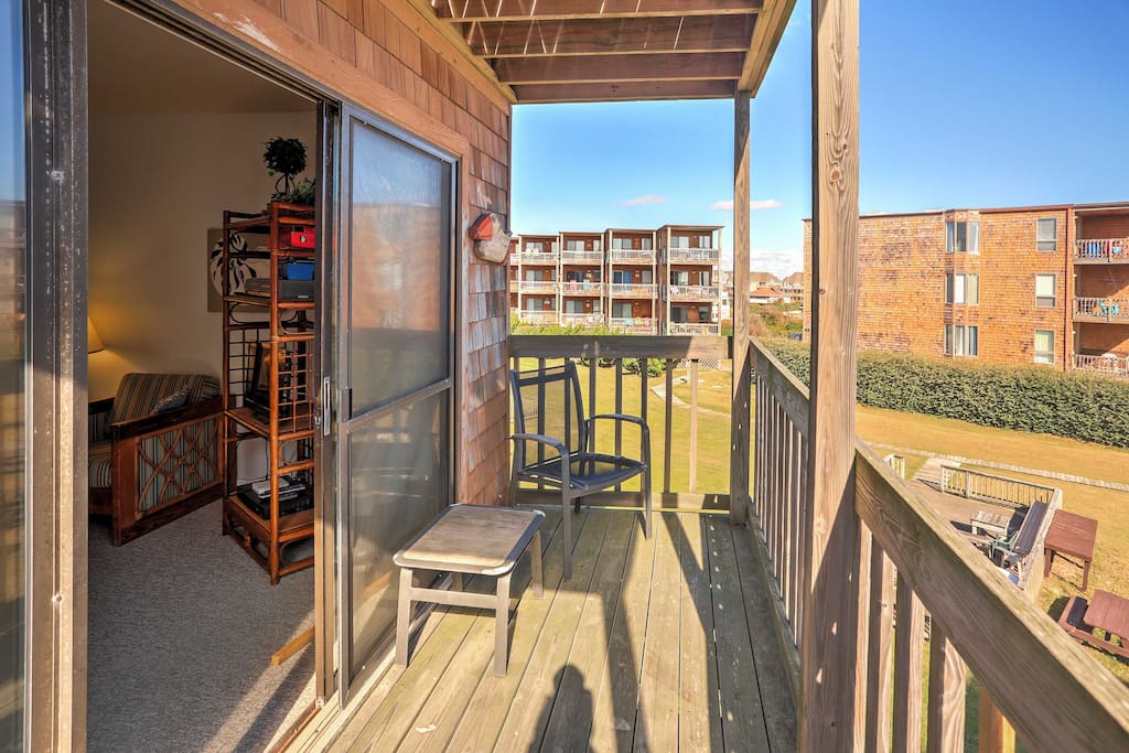 This waterfront unit offers stunning views of the ocean and accommodations for up to 6 guests.