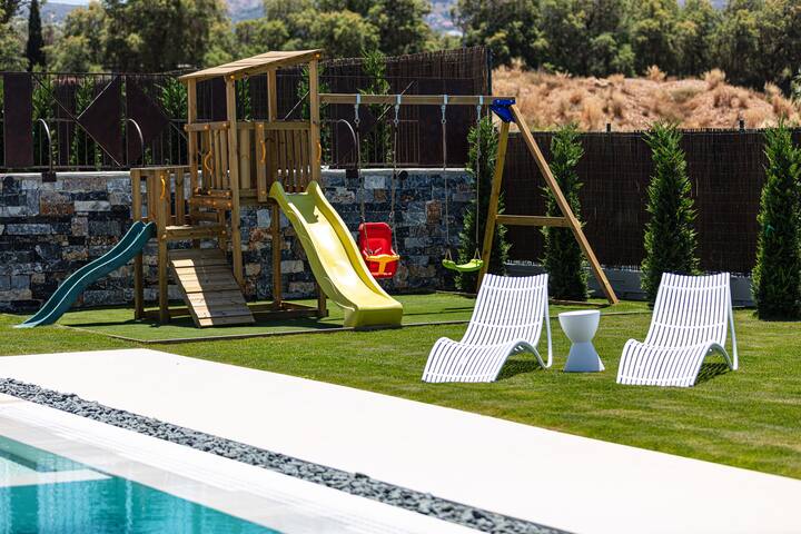 Spacious Family Villa w/ Playground by etouri gallery image 4