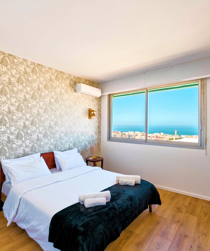 غرفة نوم 2
غرفة نوم كبيرة مع إطلالات بانورامية خلابة ومكيف هواء/ تدفئة/تلفزيون ذكي نيتفليكس/غرفة خلع الملابس/أضواء خافتة