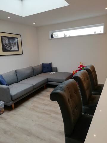 Modern suburban 5 bed d13 gallery image 4