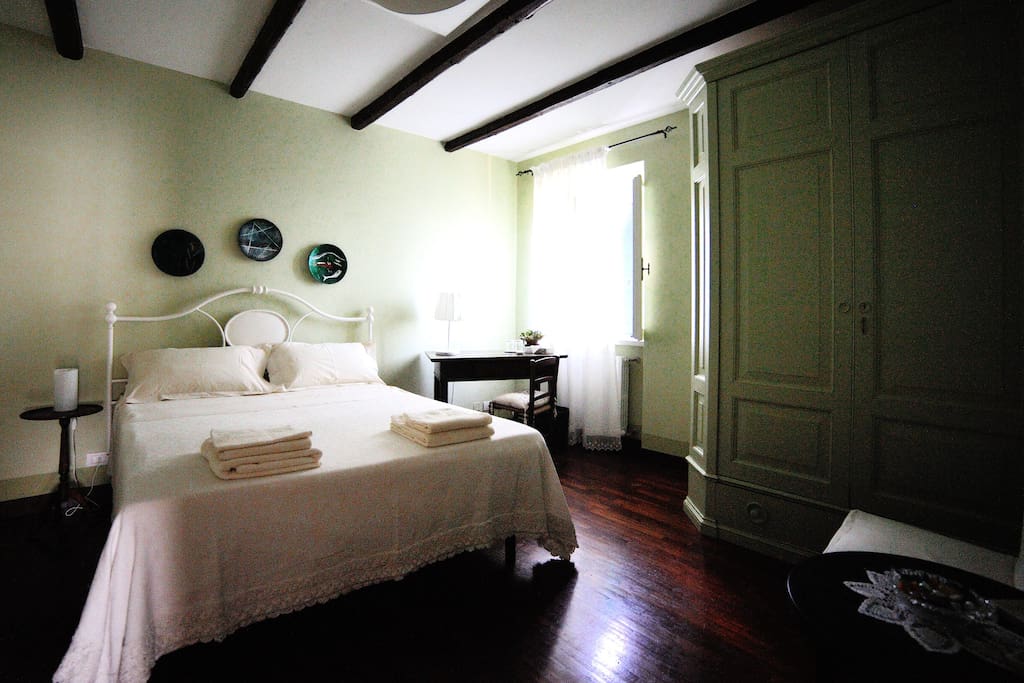 camera verde con letto matrimoniale e letto singolo.